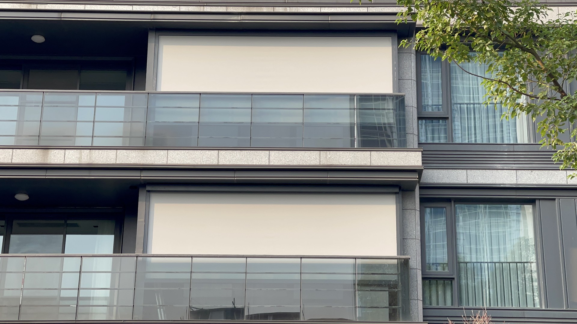 陽臺防風卷簾關閉狀態( 面料開孔率5%) 陽臺防風卷簾關閉狀態( 面料開孔率5%)