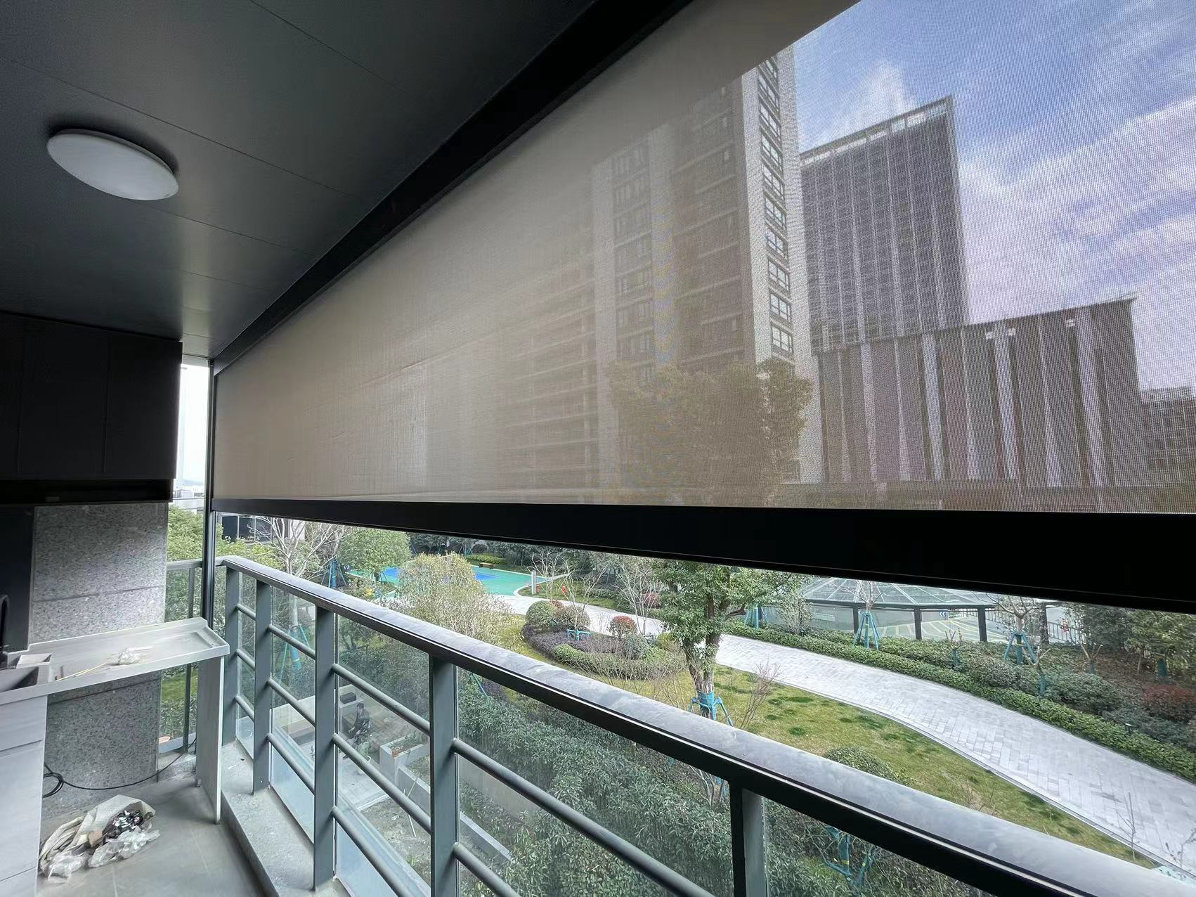 陽臺防風卷簾半開啟狀態(面料開孔率5%) 陽臺防風卷簾半開啟狀態(面料開孔率5%)