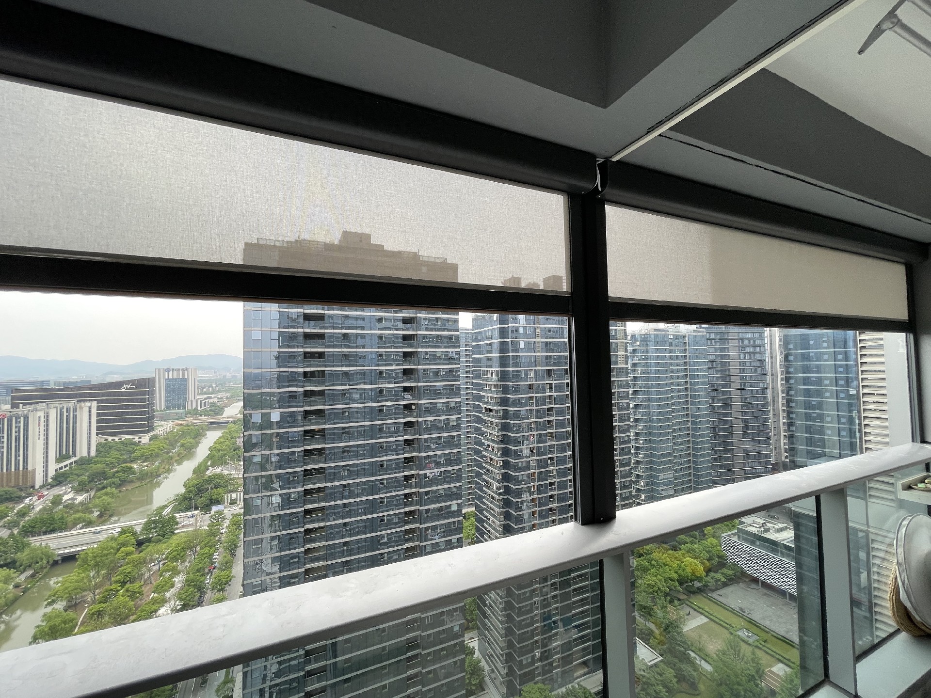 防風(fēng)卷簾案例圖