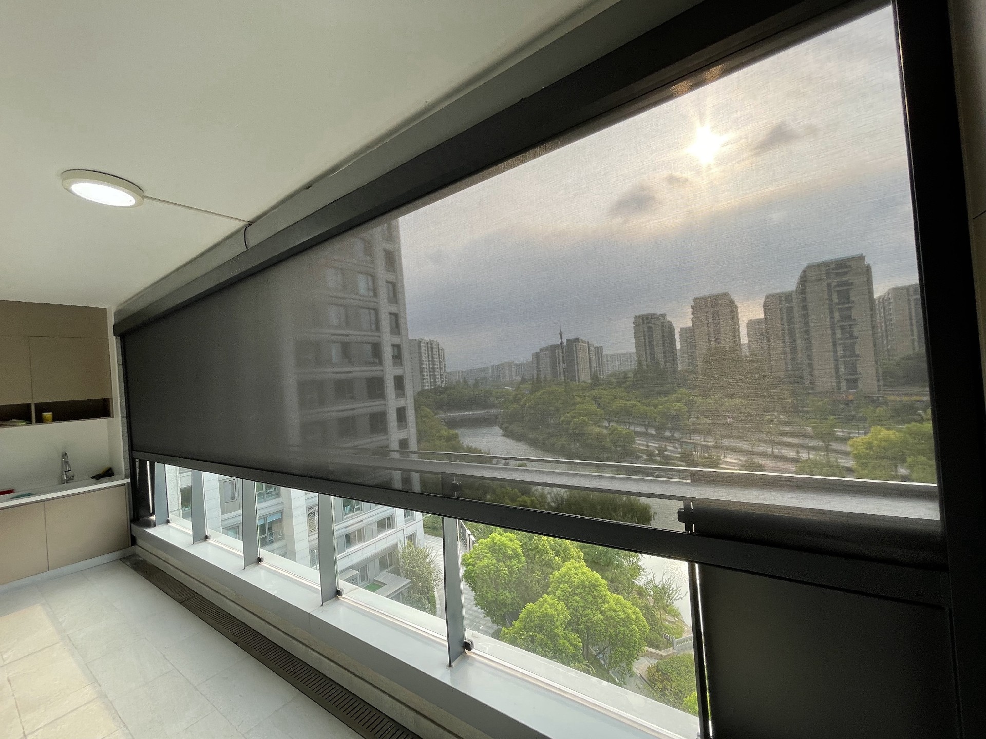 陽(yáng)臺(tái)防風(fēng)卷簾案例圖